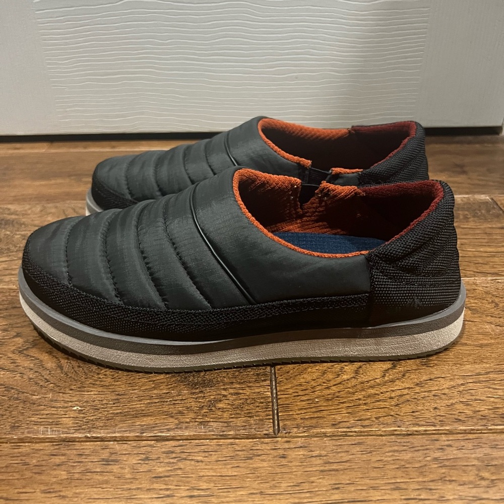Sanuk ALL GENDER PUFFY CHILLER slipper men’s 7-wmns 8 black/orange